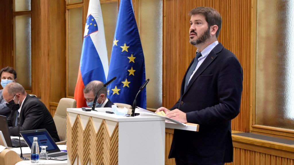 Zagovornik načela enakosti Miha Lobnik med predstavitvijo Rednega letnega poročila za leto 2019 v Državnem svetu