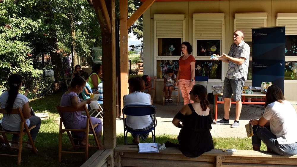Sodelavca Zagovornika načela enakosti med predavanjem v romskem naselje Kerinov Grm pri Krškem. Predstavila sta, kako lahko Zagovornik pomaga v primerih, ko kaže na diskriminacijo.