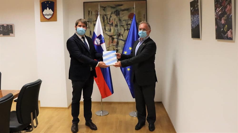 Zagovornik načela enakosti Miha Lobnik predaja Redno letno poročilo za leto 2019 ministru za notranje zadeve Alešu Hojsu.