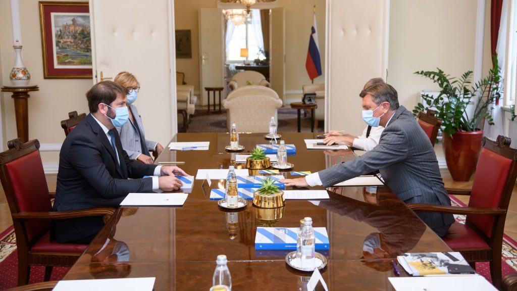 Zagovornik načela enakosti Miha Lobnik med predstavitvijo dela Zagovornika načela enakosti v letu 2019 predsedniku republike Borutu Pahorju.