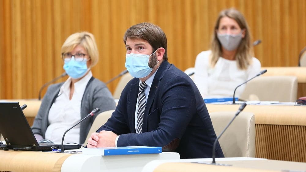 Predstojnik Zagovornika načela enakosti Miha Lobnik je med predstavitvijo poročilo o delu Zagovornika v letu 2019 članom Odbora za delo, družino, socialne zadeve in invalide.