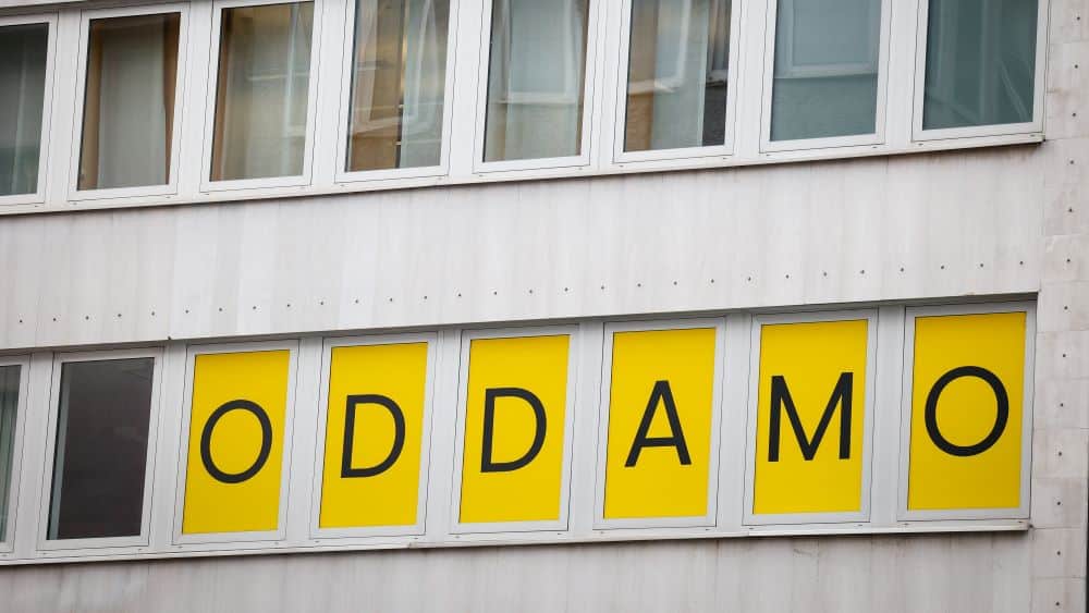 Slika stavbe z napisom "ODDAMO"