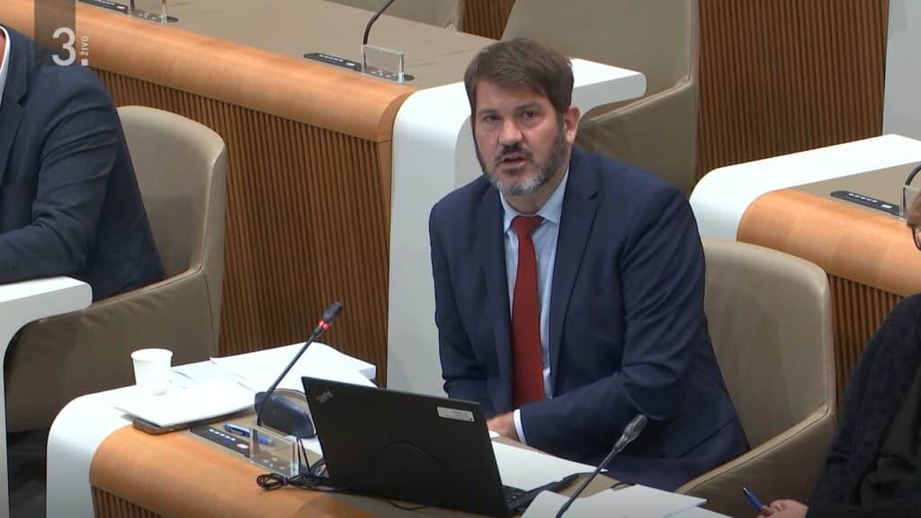 Miha Lobnik v Državnem zboru med predstavitvijo Rednega letnega poročila.