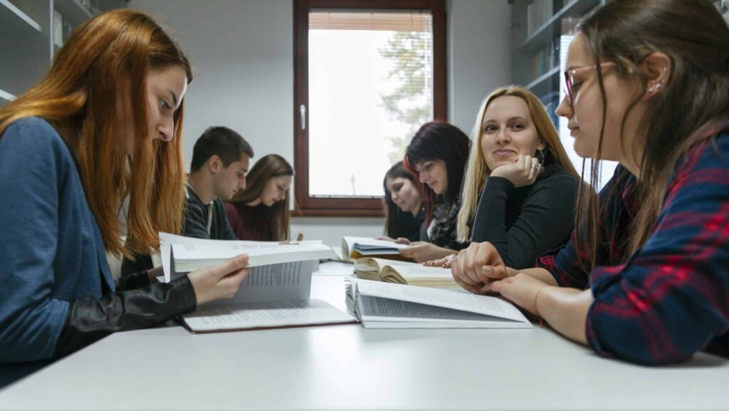 Simbolična fotografija študentk med študijem