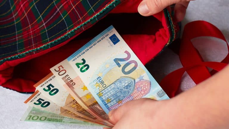 Simbolična fotografija denarja