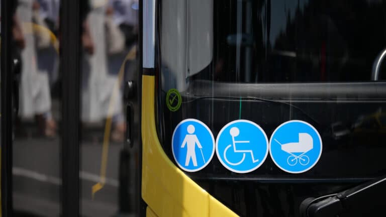 Zagovornik ob dnevu človekovih pravic s tožbo proti diskriminaciji ljudi z invalidnostmi pri javnih prevozih
