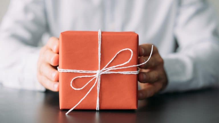 Simbolična fotografija darila, ki je zavit v škatlo.