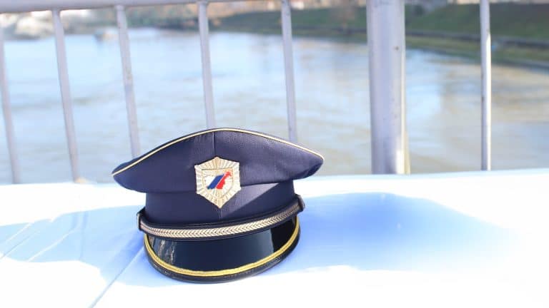 Policijska kapa - simbolična fotografija