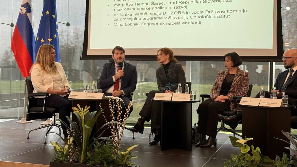 Zagovornik načela enakosti Miha Lobnik med govorom na okrogli mizi.