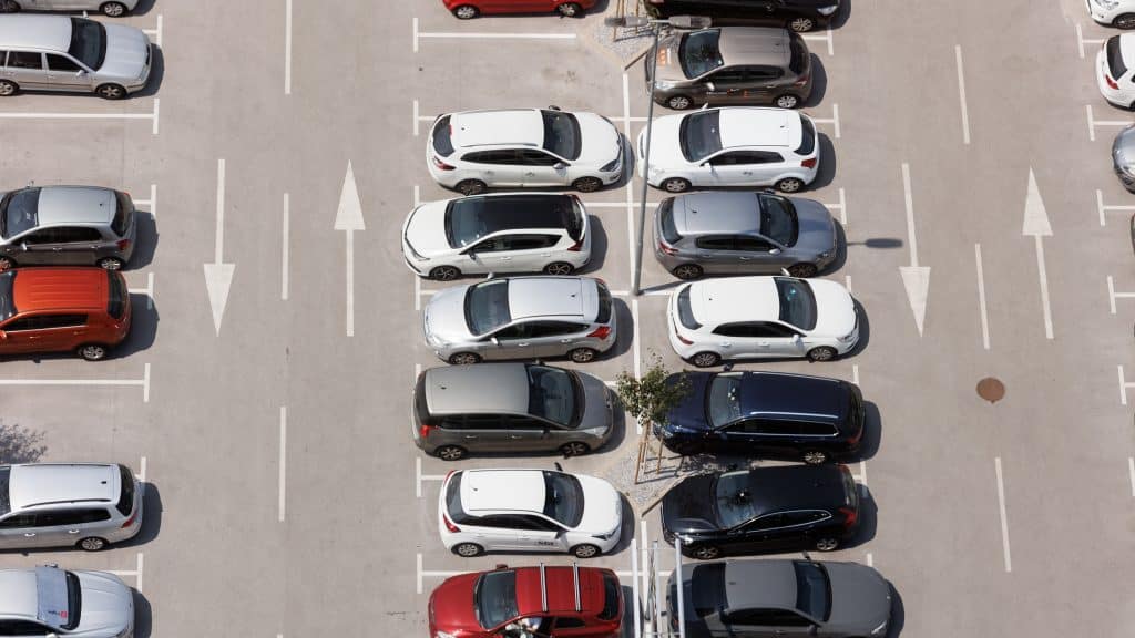 Simbolna fotografija parkirišča iz ptičje perspektive