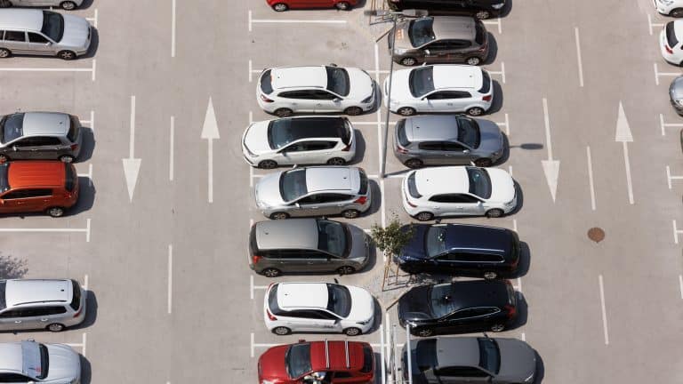 Simbolna fotografija parkirišča iz ptičje perspektive