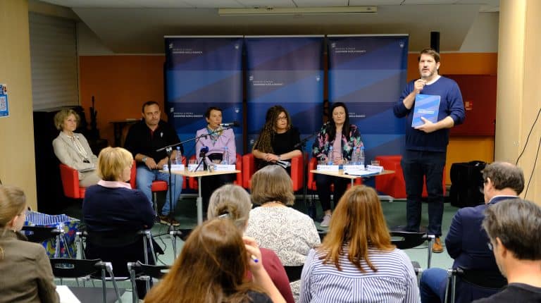 Miha Lobnik med uvodnim nagovorom pred začetkom okrogle mize Zagovornika načela enakosti.