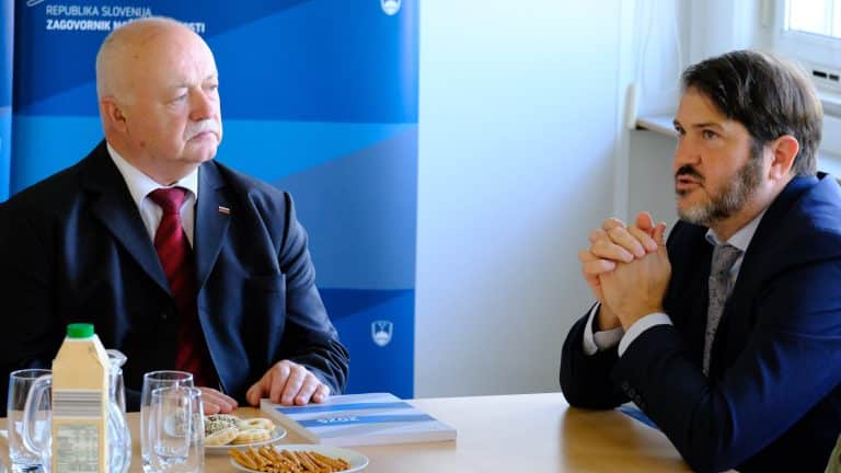 Predstojnik Zagovornika Miha Lobnik in predsednik drušva paraplegikov Danijel Kastelic med sestankom.