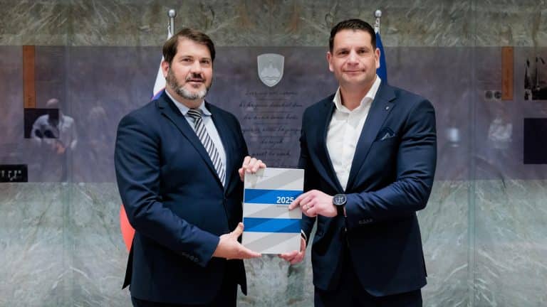 Zagovornik Miha Lobnik predsedniku Državnega zbora Zoranu Stevanoviću predal redno letno poročilo za leto 2025
