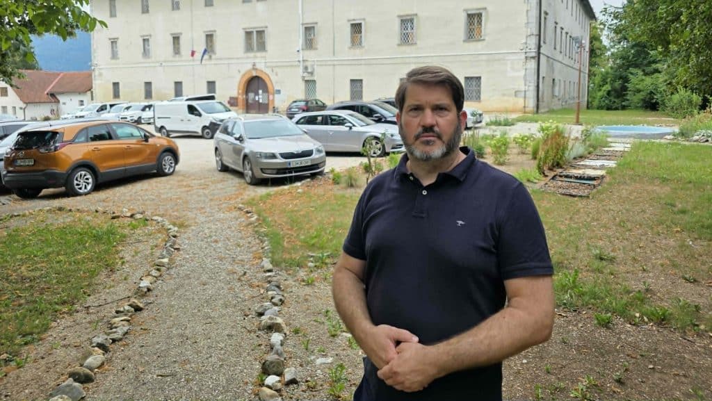 zagovornik načela enakosti miha Lobnik pred ženskim zaporom na Igu