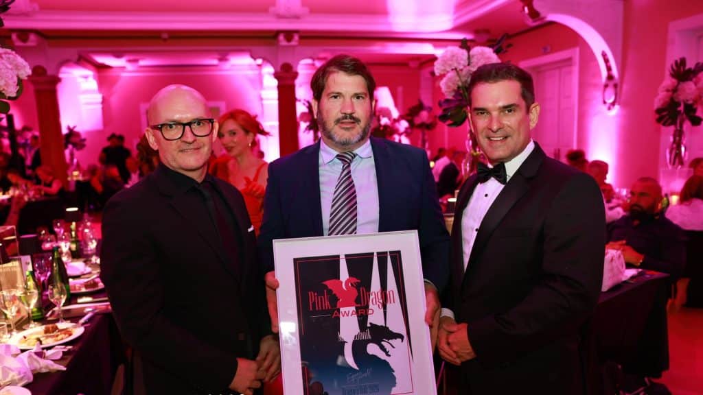 Miha Lobnik med prejemom nagrade Pink Dragon Award