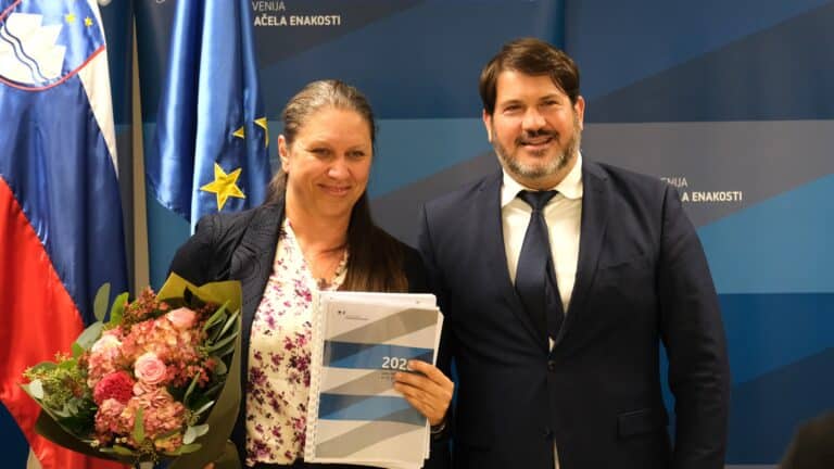 Miha Lobnik med primopredajo poslov novi zagovornici načela enakosti Barbari Zupančič.